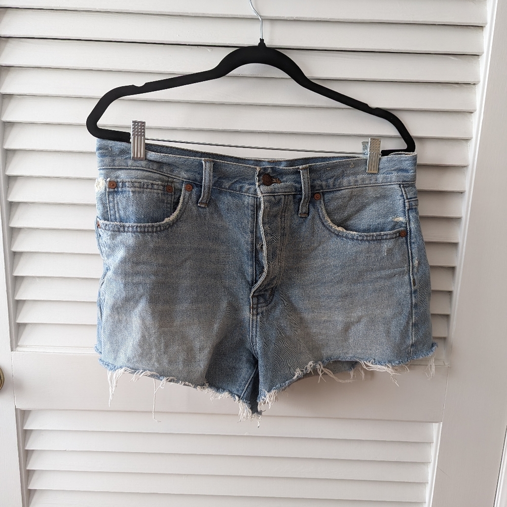 Madewell relaxed denim shorts in cedarcroft wash - size 28